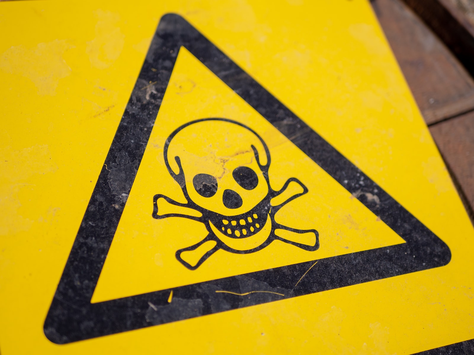 Radon black and yellow poison sign